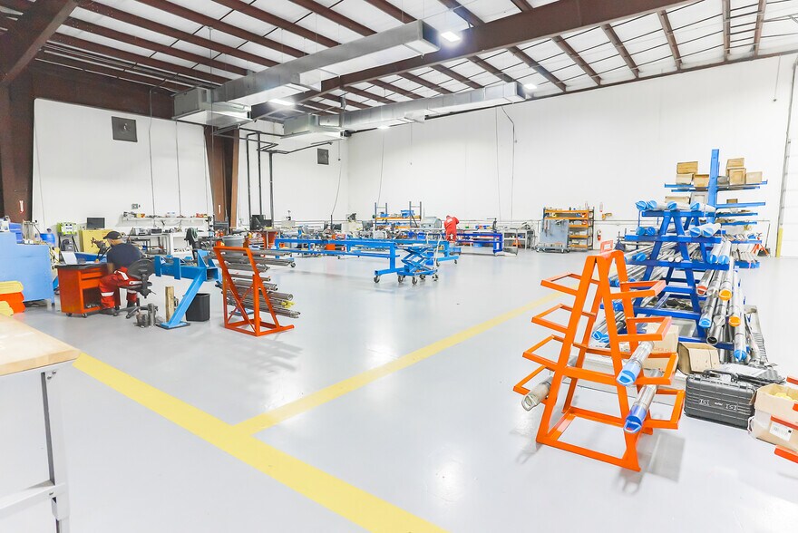 More Photos Of 9933 Regal Row, Houston Warehouse For Lease