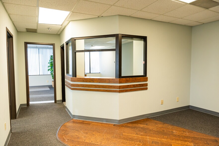 More Photos Of 407 N Cedar Ridge Dr, Duncanville Office Residential For Lease