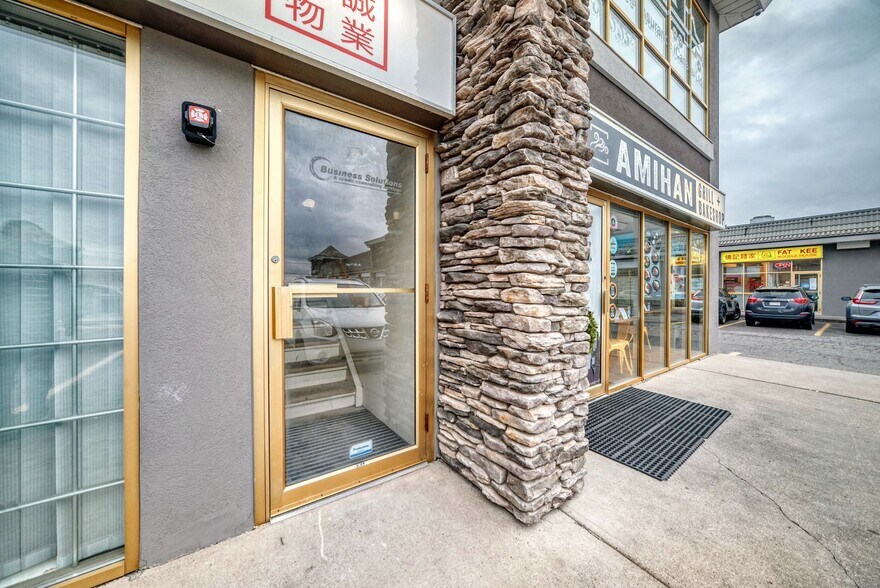 More Photos Of 3132 26 St NE, Calgary Storefront For Lease