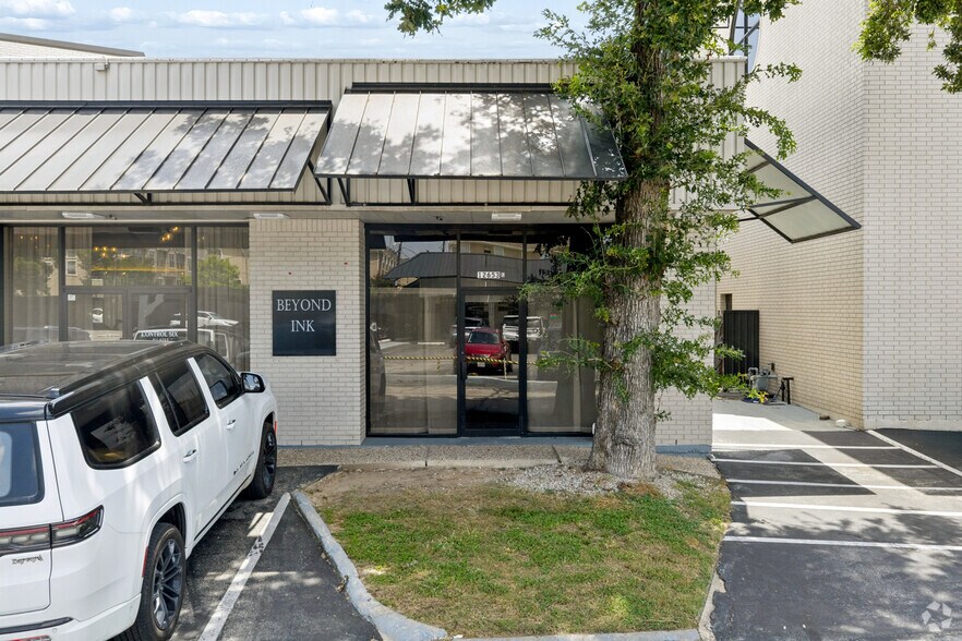 More Photos Of 12649 Memorial Dr, Houston Storefront Retail Office For Lease