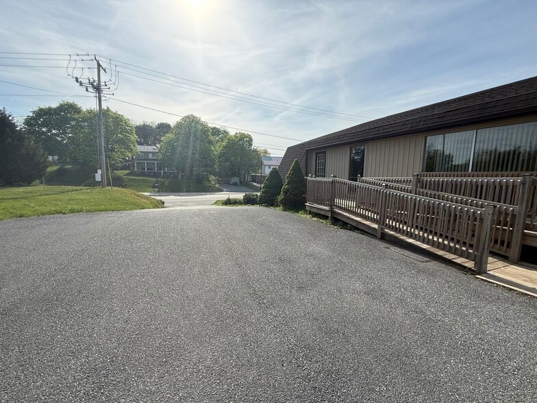More Photos Of 550 N Mountain Rd, Harrisburg Freestanding For Lease