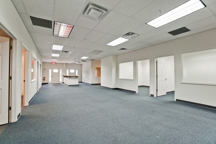 More Photos Of 2940-2946 University Pky, Sarasota Office For Lease