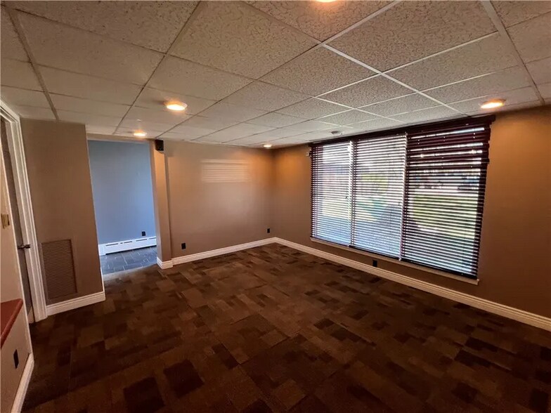 More Photos Of 909 N Logan Ave, Danville Medical For Sale