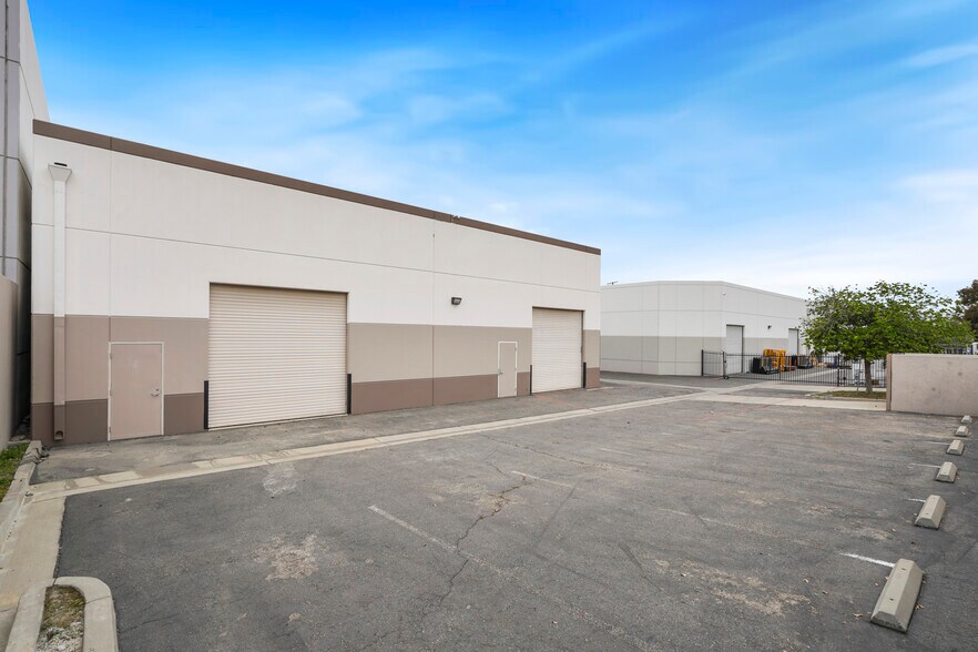 More Photos Of 1301 Foothill Blvd, Azusa Warehouse For Lease