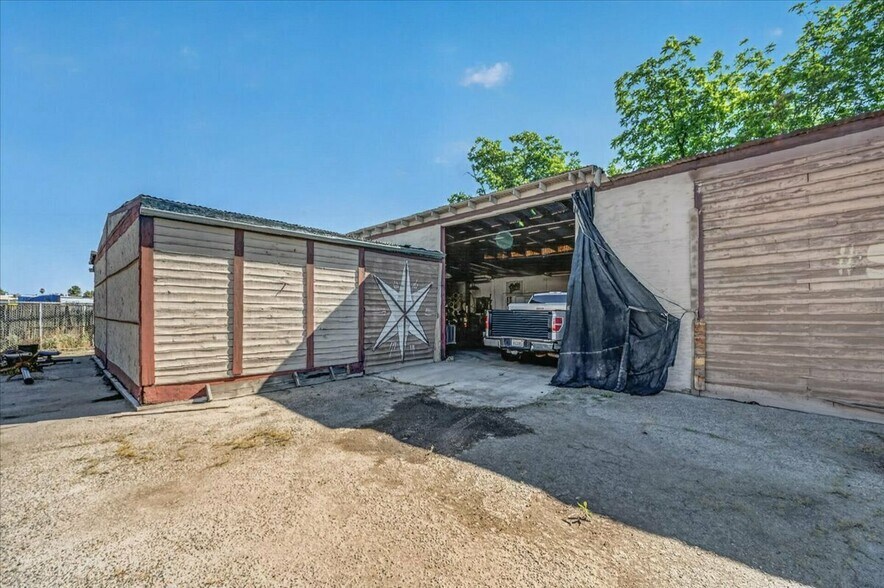 More Photos Of 708 N Pleasant Ave, Fresno Warehouse For Sale