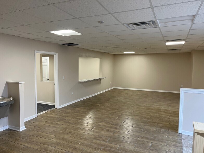 More Photos Of 106 S Lafayette St, South Lyon General Retail For Sale