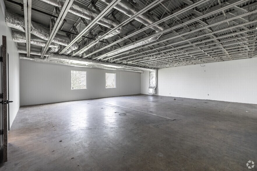 More Photos Of 1810 Kelly Blvd, Carrollton Warehouse For Lease