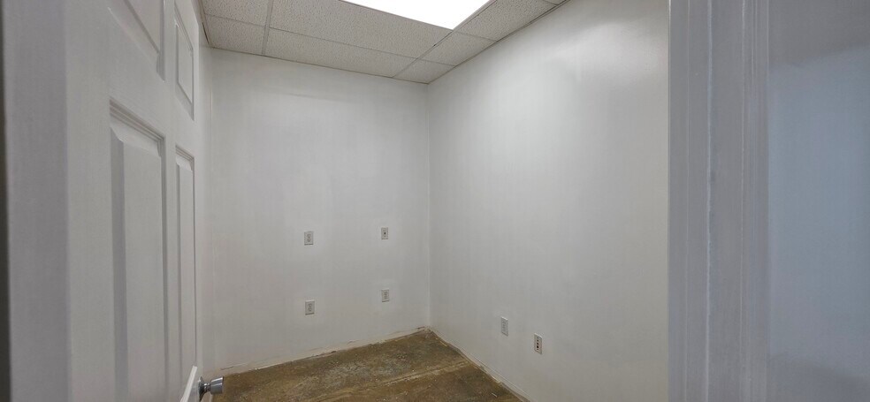 More Photos Of 7810 Kingspointe Pky, Orlando Warehouse For Lease