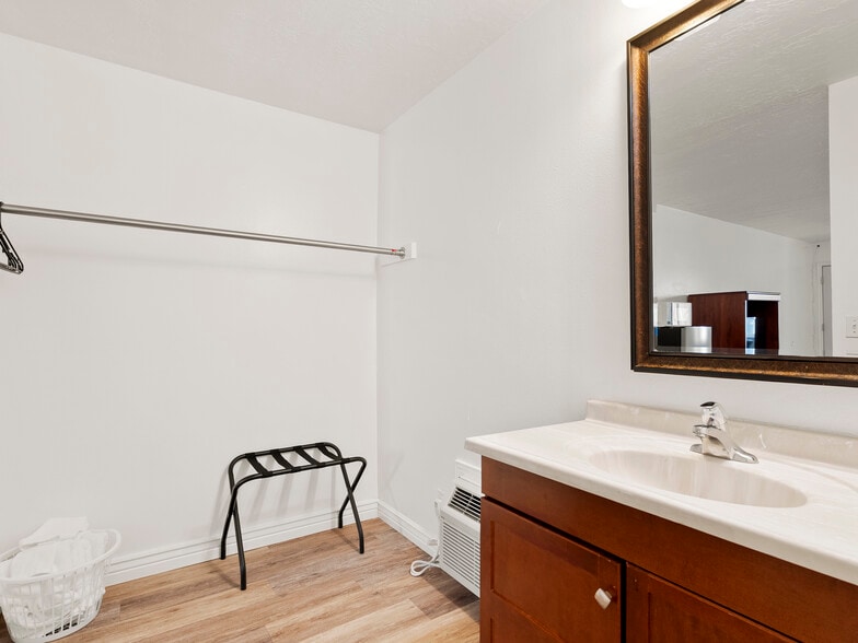 More Photos Of 307 S Main St, Huntington Hotel For Sale