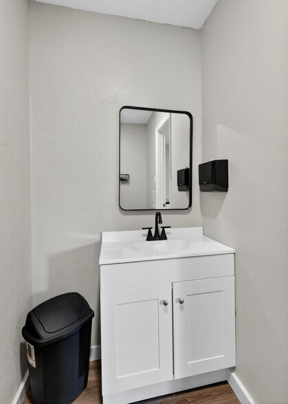 More Photos Of 109 Jasper Dr, Marshall Office For Sale