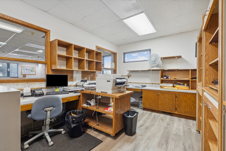 More Photos Of 305 E San Marnan Dr, Waterloo Medical For Sale