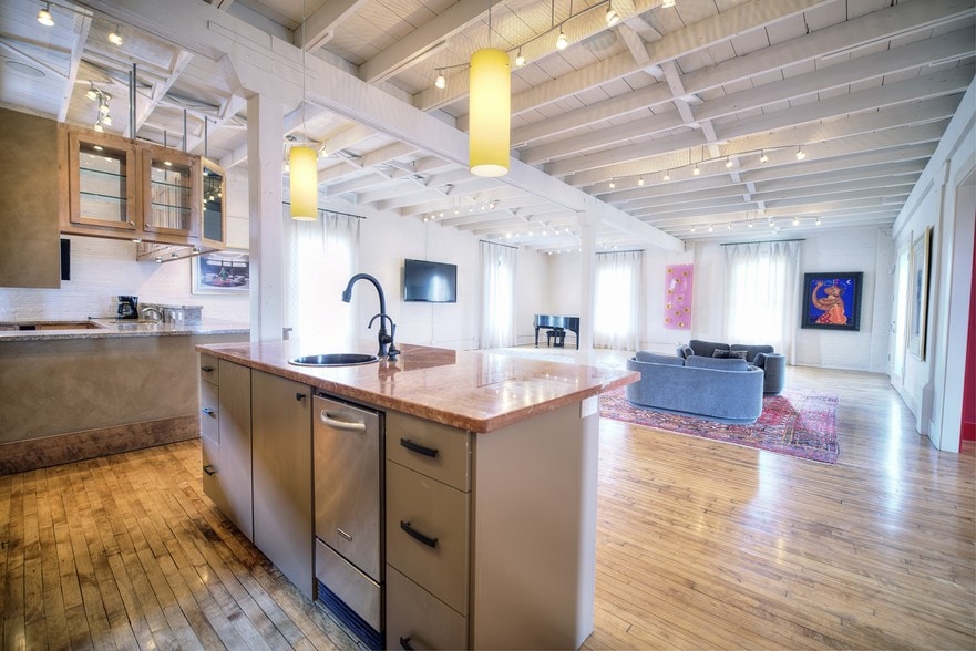 More Photos Of 2409 Commerce St, Houston Freestanding For Lease