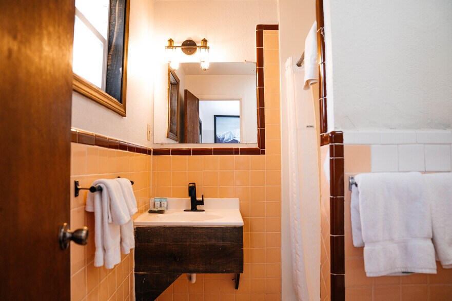 More Photos Of 525 W Rainbow Blvd, Salida Hotel For Sale