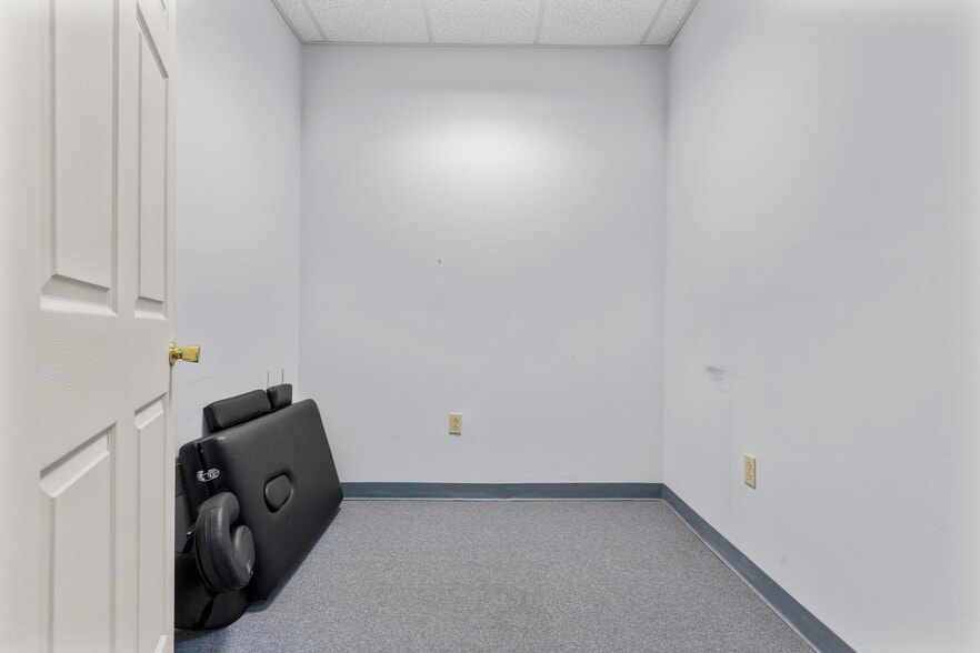 More Photos Of 378 Windsor Ave, Windsor Office For Sale