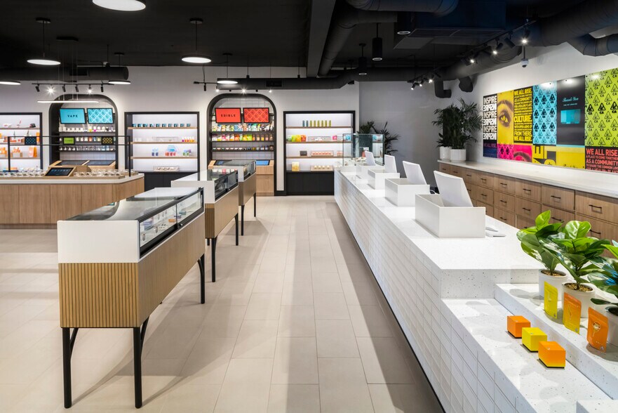 More Photos Of 770 W 19th St, Costa Mesa Showroom For Sale