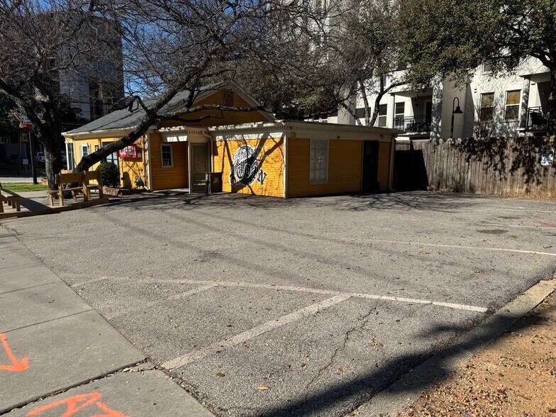 More Photos Of 3104 Fairmount St, Dallas Freestanding For Sale