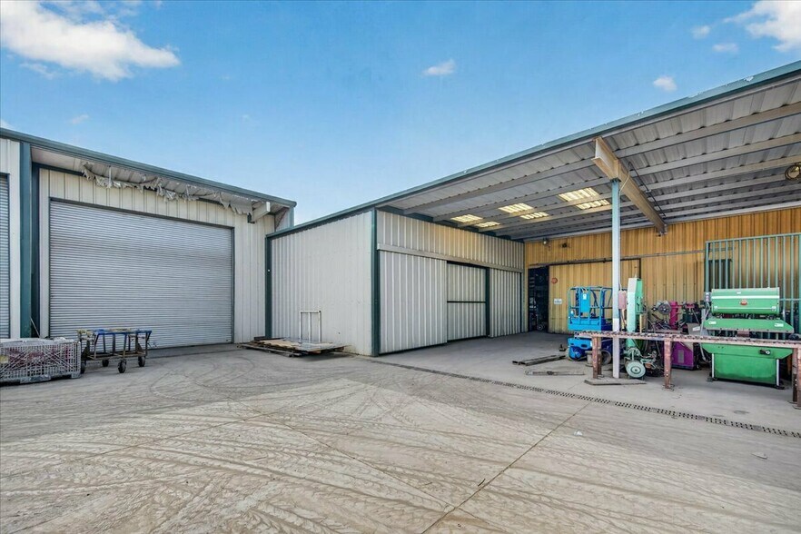 More Photos Of 149 Ashland ave, Lindsay Industrial For Sale