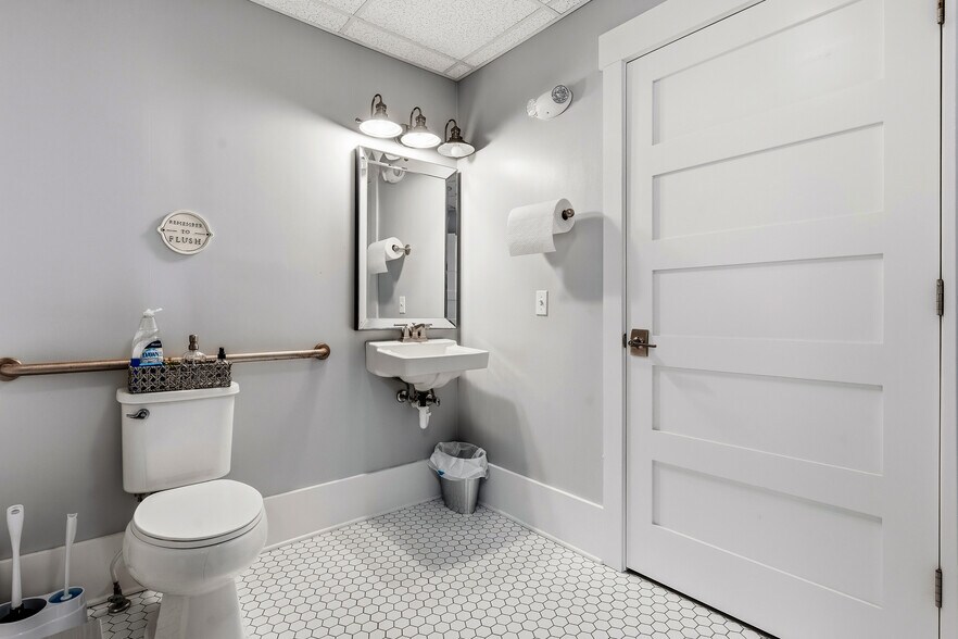 More Photos Of 10 W Franklin St, Bellbrook Storefront Retail Office For Lease