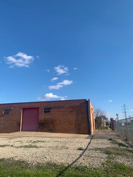 More Photos Of 1725 E Levee St, Dallas Distribution For Lease