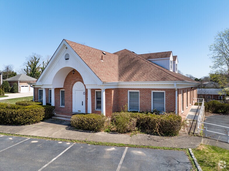 More Photos Of 99 Sanford Pl, Southampton Medical For Sale