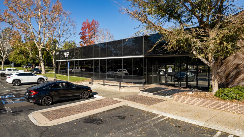 More Photos Of 20971 Warner Center Ln, Woodland Hills Office For Sale