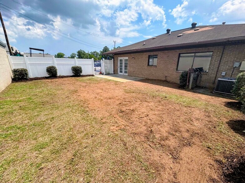 More Photos Of 731 Broad St, Sumter Self Storage For Lease