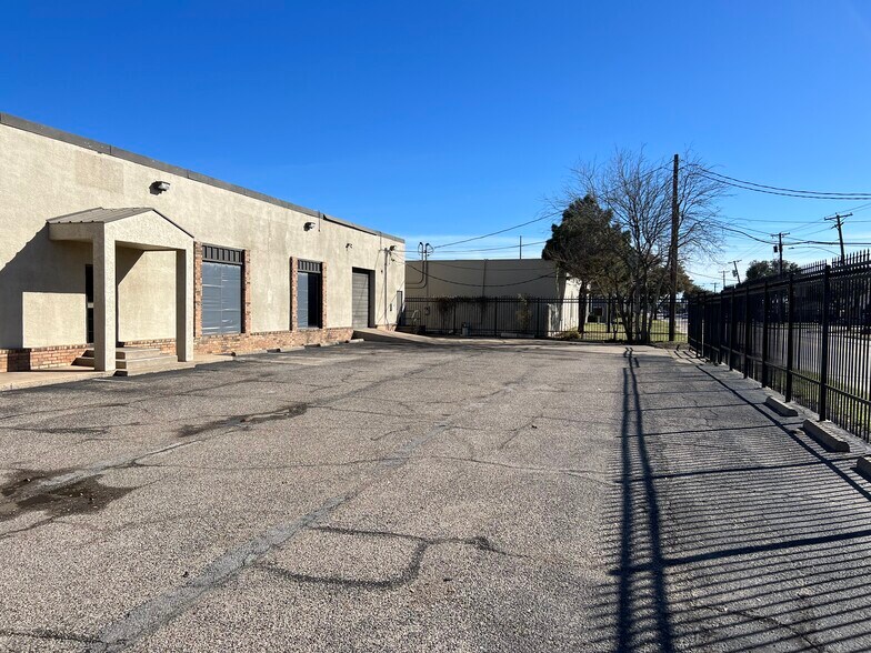 More Photos Of 11142 Shady Trl, Dallas Flex For Lease