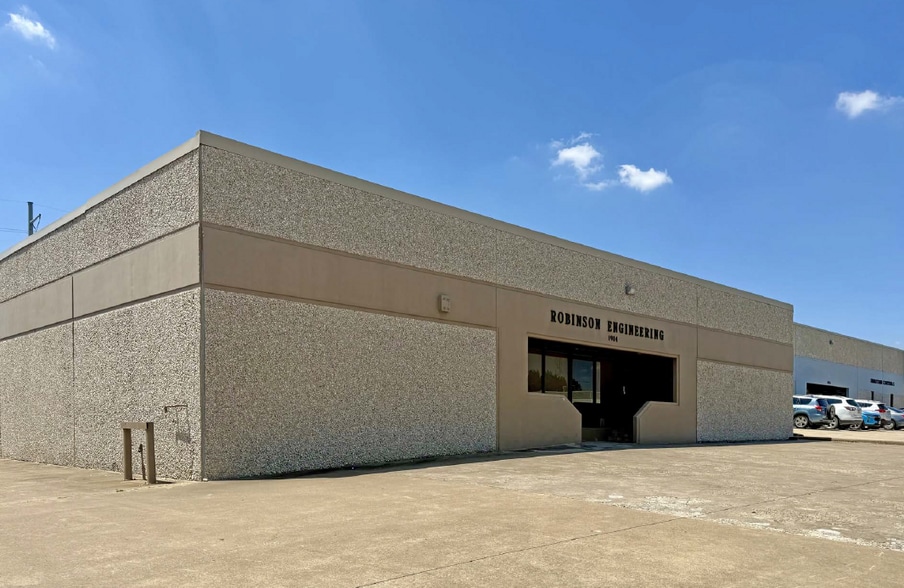 Primary Photo Of 1914 Silver St, Garland Warehouse For Sale
