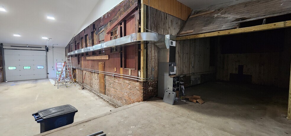 More Photos Of 141 Summer St, Plantsville Warehouse For Lease