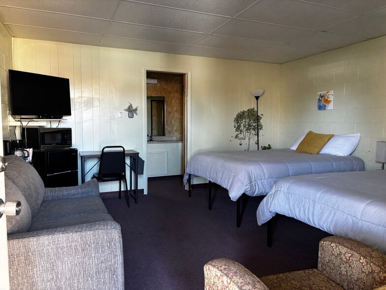 More Photos Of 215 E 3rd St, La Junta Hotel For Sale
