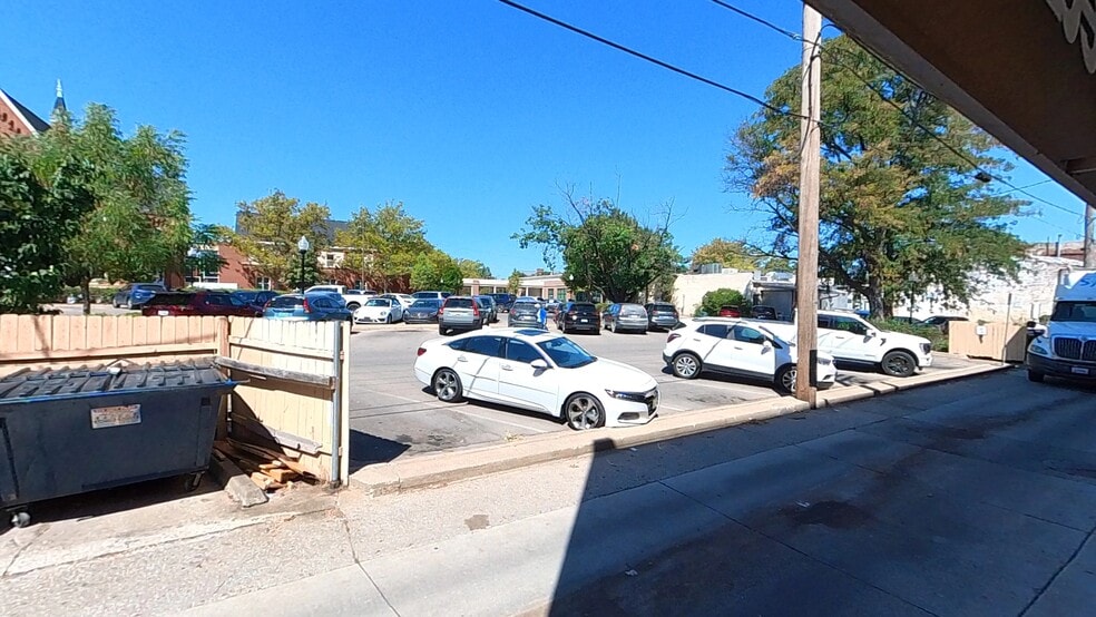 More Photos Of 911 Massachusetts St, Lawrence Apartments For Lease