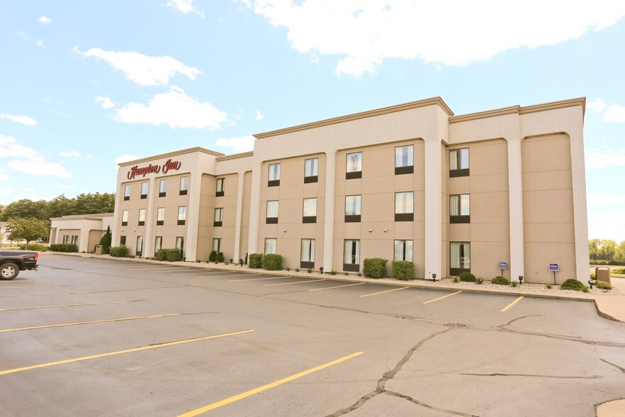 More Photos Of 3012-3066 Village Park Dr, Plover Freestanding For Lease