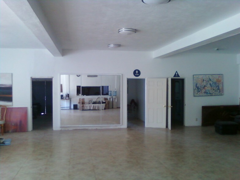 More Photos Of 7746 Foothill Blvd, Tujunga Movie Radio TVStudio For Sale