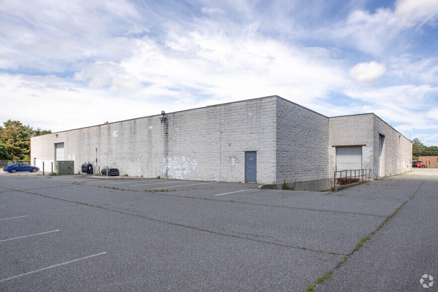 More Photos Of 990 Station Rd, Bellport Warehouse For Lease
