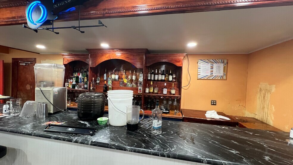 More Photos Of 2209 Meadow Dr, Louisville Restaurant For Lease