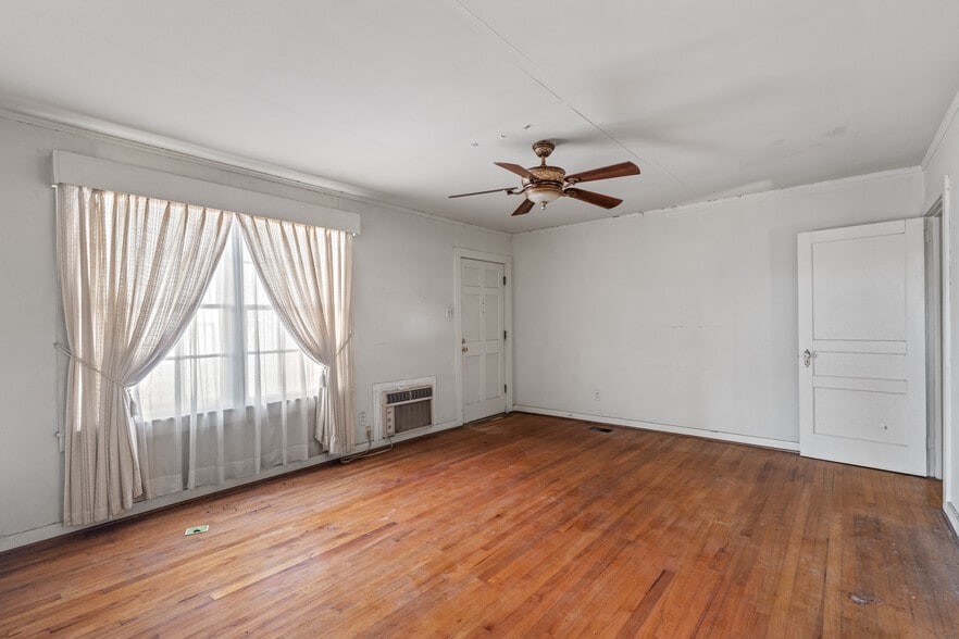 More Photos Of 902 Court St, Waynesboro Flex For Sale