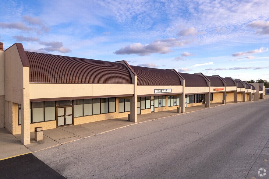 More Photos Of 2000 N Richmond Rd, Mchenry Storefront For Sale