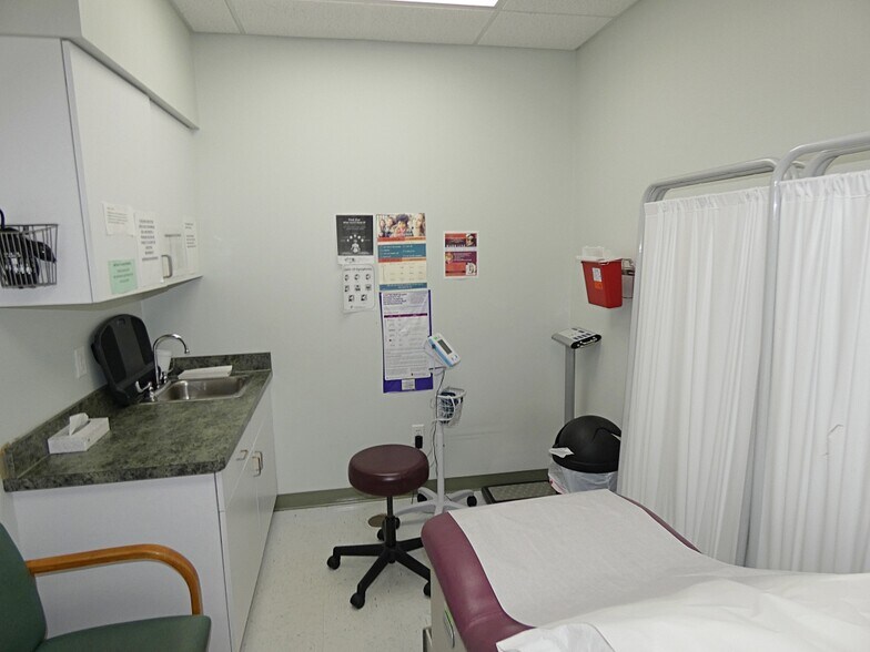 More Photos Of 6934 Elaine Dr, Niagara Falls Office For Sale