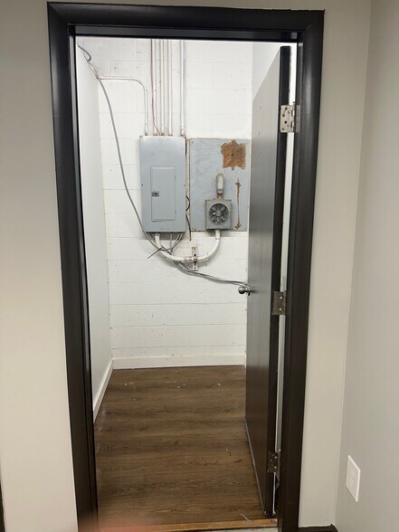 More Photos Of 2 Anco Dr, Deptford Warehouse For Lease