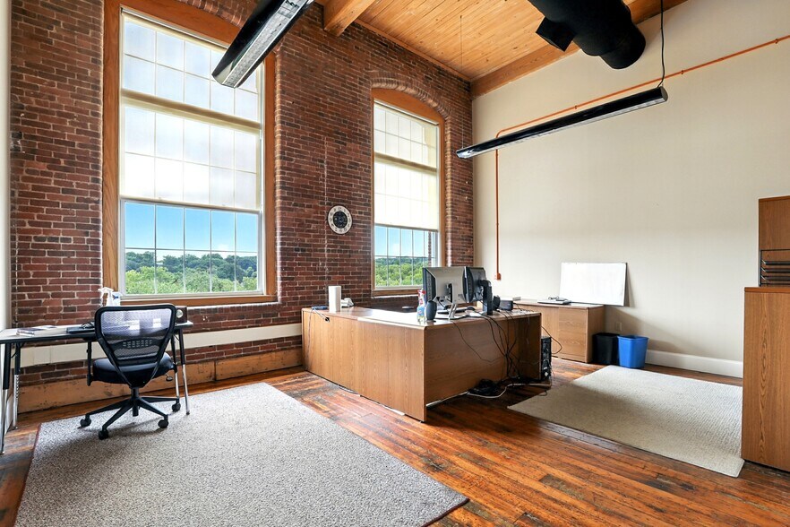 More Photos Of 670 N Commercial St, Manchester Apartments For Lease