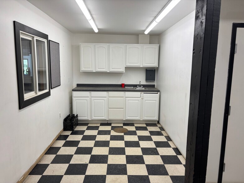 More Photos Of 29 Stillwater Ave, Orono Showroom For Lease