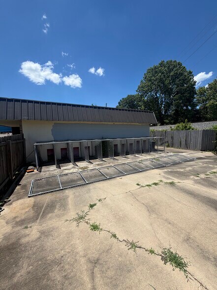 More Photos Of 325 Clinton Blvd, Clinton Veterinarian Kennel For Sale