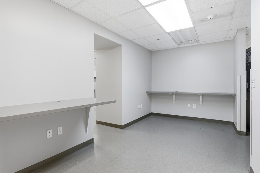 More Photos Of 180 Bear Hill Rd, Waltham Hospital For Lease