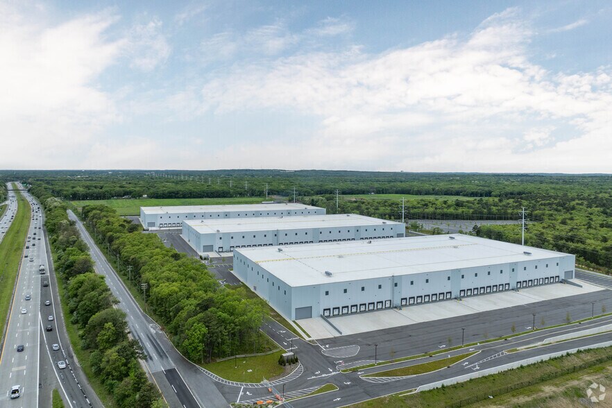 More Photos Of 1001 Express Drive North, Yaphank Unknown For Lease