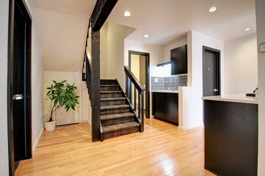 More Photos Of 595 Canyon Blvd, Boulder Office For Lease