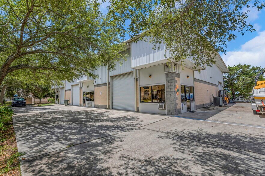 More Photos Of 565 Frederica Ln, Dunedin Warehouse For Lease