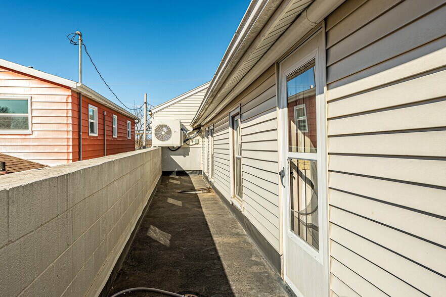 More Photos Of 127 W Main St, Belleville Restaurant For Sale