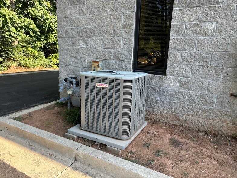 More Photos Of 724 Fairgate Rd, Marietta Light Distribution For Sale