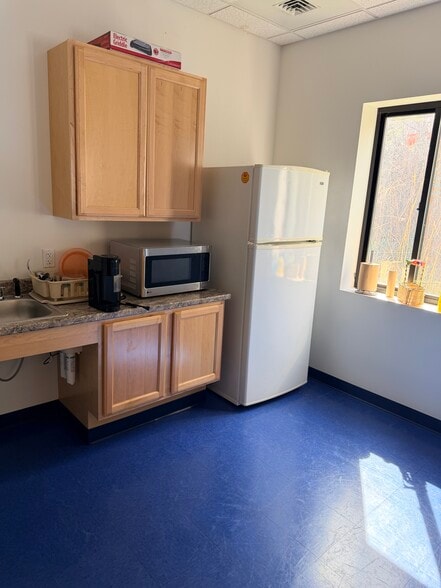 More Photos Of 70 Zachary Rd, Manchester Research And Development For Sale