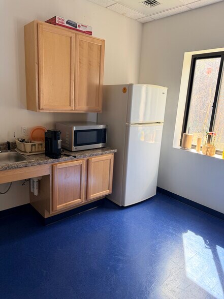 More Photos Of 70 Zachary Rd, Manchester Research And Development For Sale